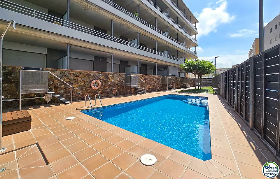 Apartament a Salata amb vista parcial al mar, gran terrassa i aparcament privat.