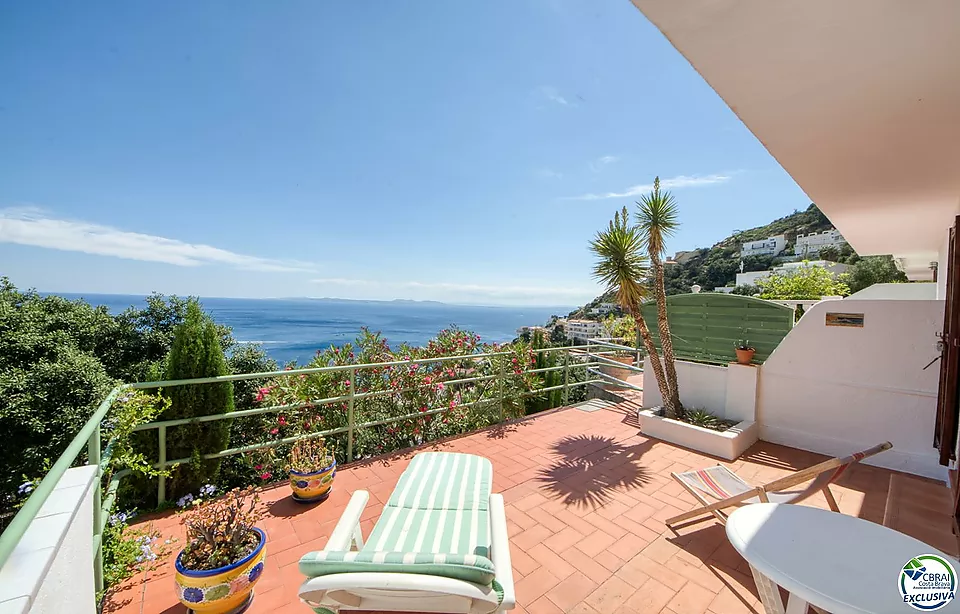 ENCANTADORA CASA ADOSSADA AMB VISTES AL MAR I PISCINA COMUNITÀRIA A CANYELLES