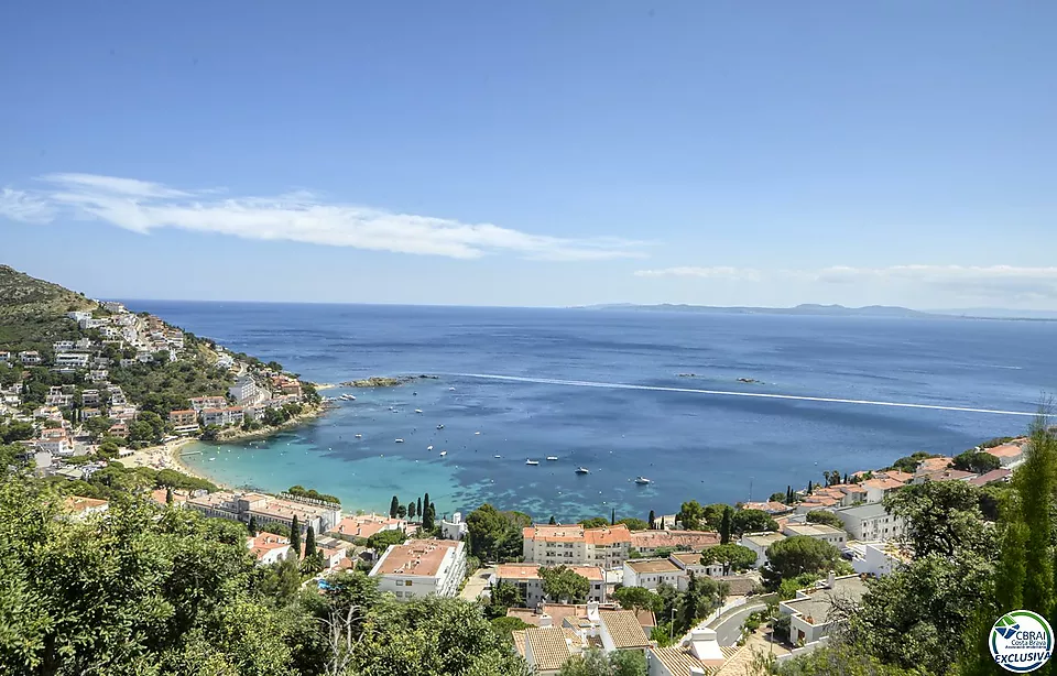 ENCANTADORA CASA ADOSSADA AMB VISTES AL MAR I PISCINA COMUNITÀRIA A CANYELLES