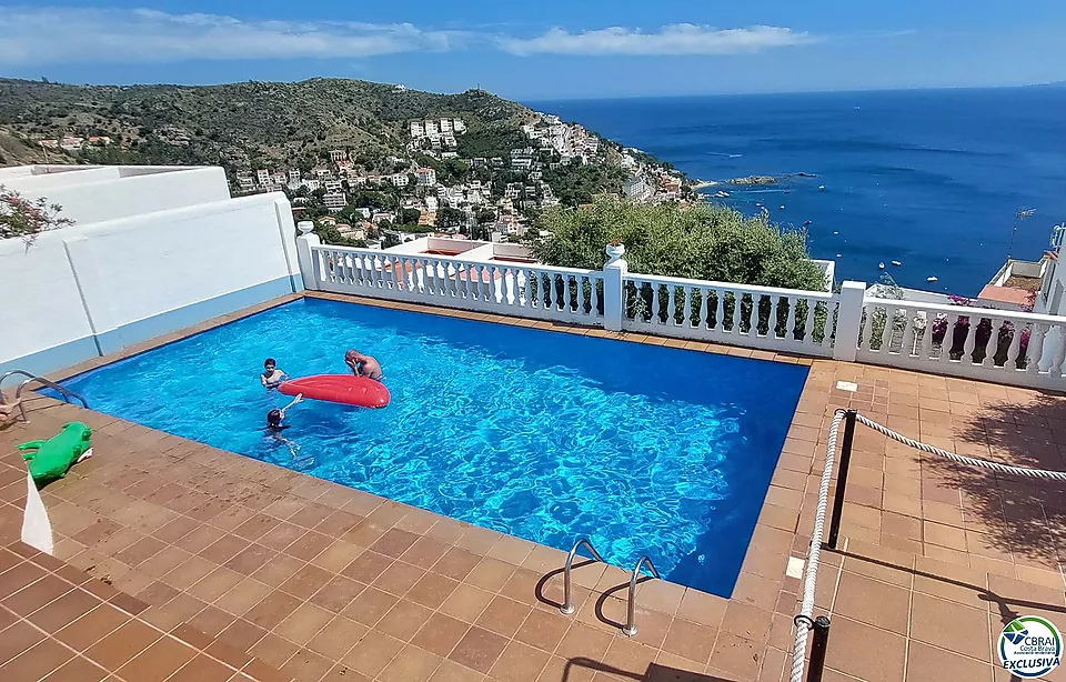 ENCANTADORA CASA ADOSSADA AMB VISTES AL MAR I PISCINA COMUNITÀRIA A CANYELLES