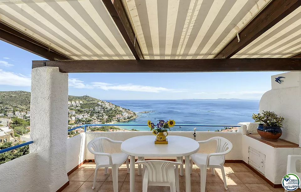 ENCANTADORA CASA ADOSSADA AMB VISTES AL MAR I PISCINA COMUNITÀRIA A CANYELLES