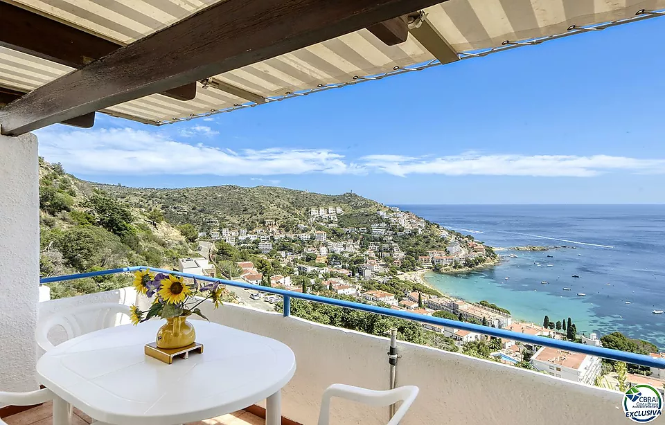 ENCANTADORA CASA ADOSSADA AMB VISTES AL MAR I PISCINA COMUNITÀRIA A CANYELLES