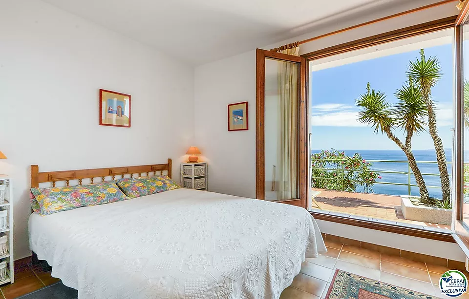 ENCANTADORA CASA ADOSSADA AMB VISTES AL MAR I PISCINA COMUNITÀRIA A CANYELLES