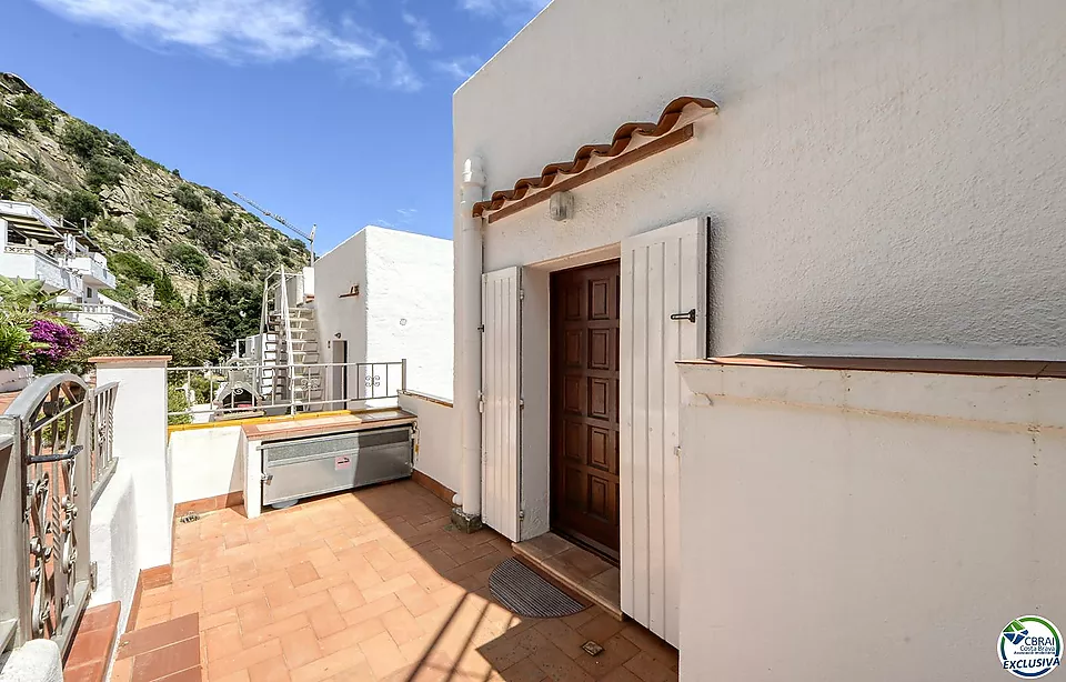 ENCANTADORA CASA ADOSSADA AMB VISTES AL MAR I PISCINA COMUNITÀRIA A CANYELLES