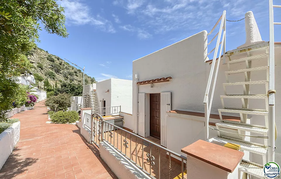 ENCANTADORA CASA ADOSSADA AMB VISTES AL MAR I PISCINA COMUNITÀRIA A CANYELLES