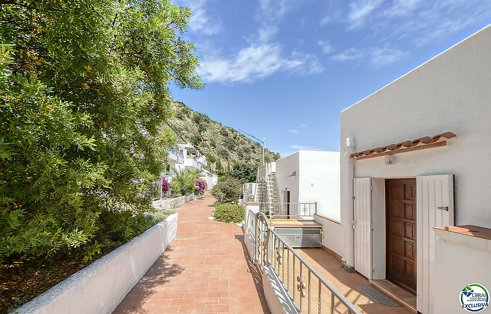 ENCANTADORA CASA ADOSSADA AMB VISTES AL MAR I PISCINA COMUNITÀRIA A CANYELLES