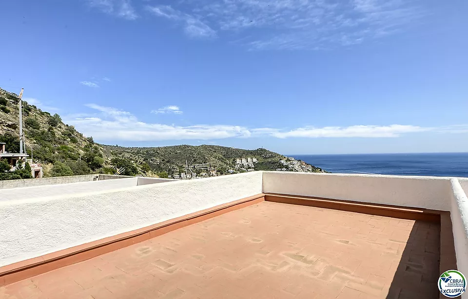 ENCANTADORA CASA ADOSSADA AMB VISTES AL MAR I PISCINA COMUNITÀRIA A CANYELLES