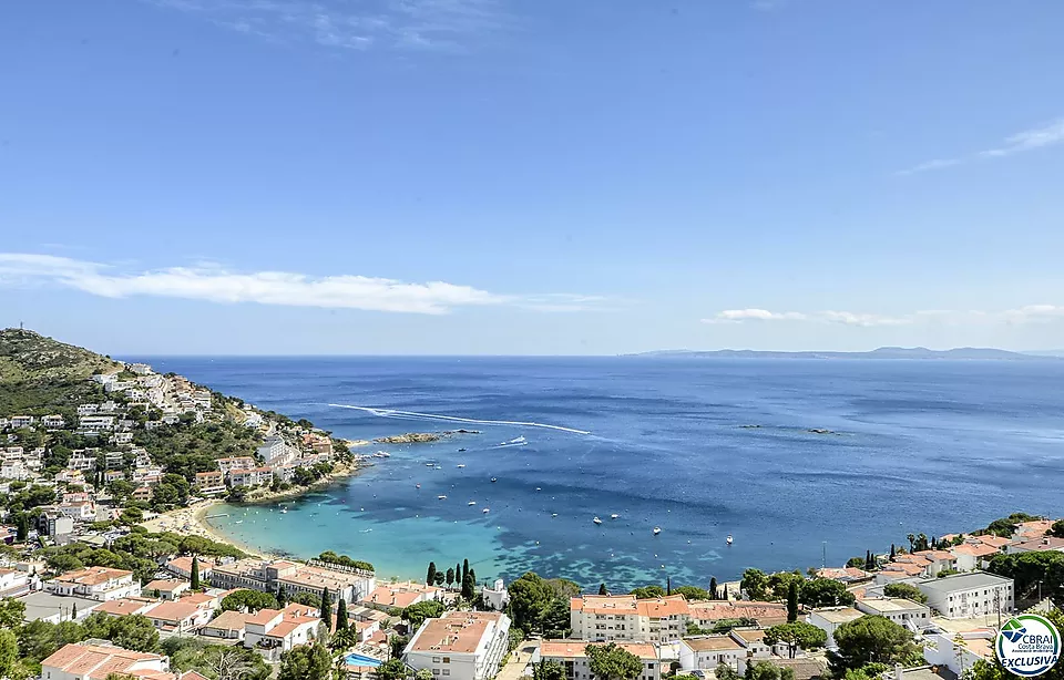 ENCANTADORA CASA ADOSSADA AMB VISTES AL MAR I PISCINA COMUNITÀRIA A CANYELLES