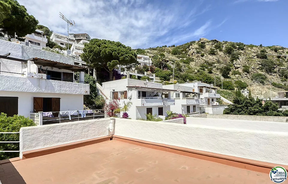 ENCANTADORA CASA ADOSSADA AMB VISTES AL MAR I PISCINA COMUNITÀRIA A CANYELLES