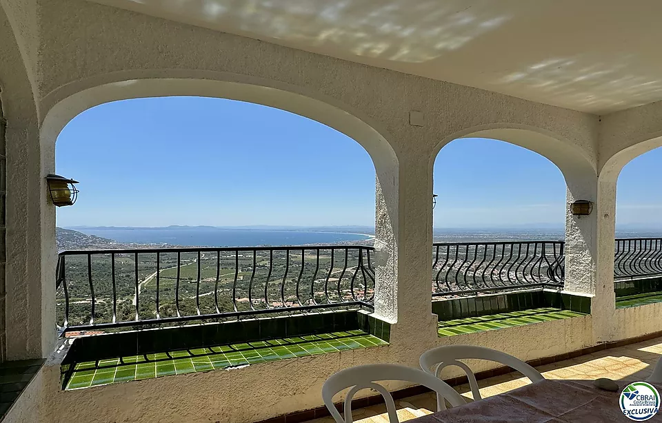 ¡Casa para Reformar con Increíbles Vistas al Mar!