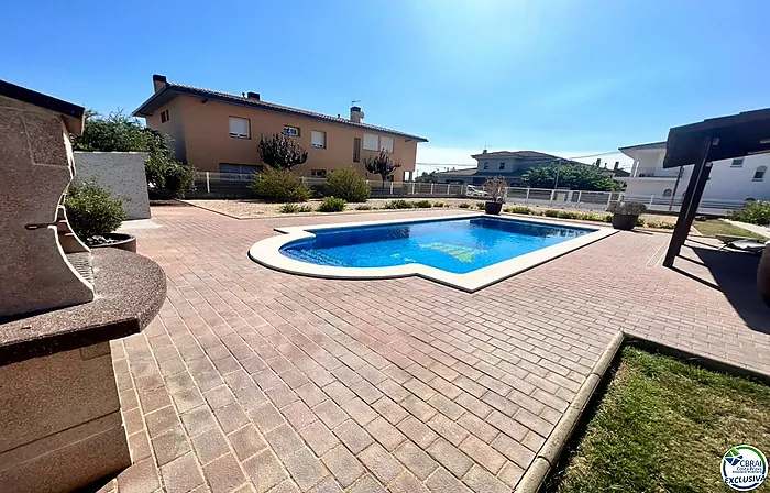 Parcela de 446 m² con Valla Perimetral y Piscina en Vilamalla ????????‍♂️