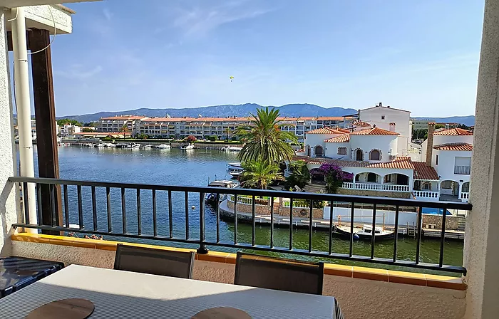 Muy buen apartamento en el lago St Maurici de Empuriabrava con vistas al canal y al lago