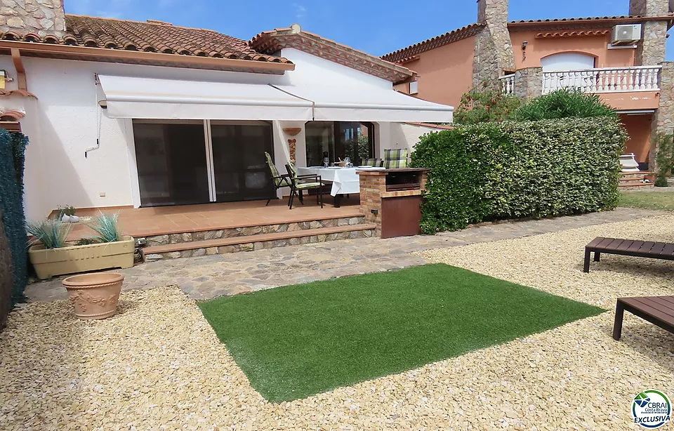 Hermosa casa amueblada con estilo ubicada en una urbanización muy privada y con mucha naturaleza.