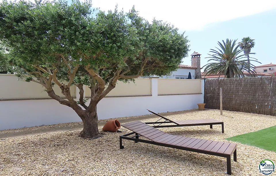 Preciosa casa moblada amb estil situada en una urbanització molt privada i amb molta natura.