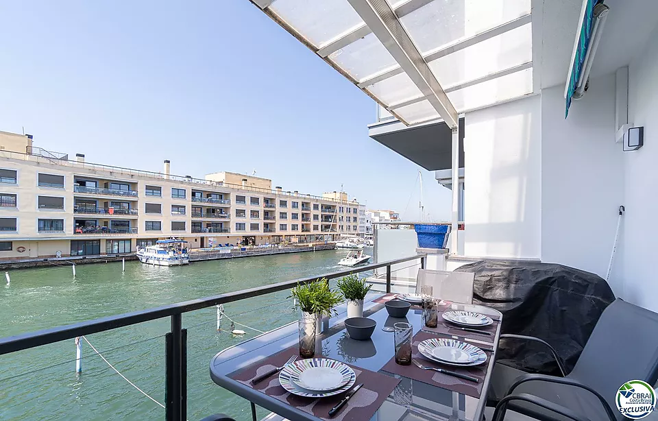 Renovated semi-detached house with mooring before the bridges, Empuriabrava