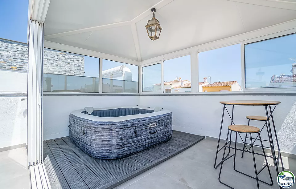 Renovated semi-detached house with mooring before the bridges, Empuriabrava