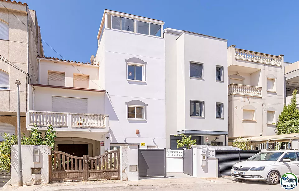 Renovated semi-detached house with mooring before the bridges, Empuriabrava