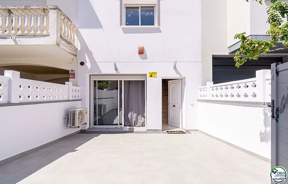 Renovated semi-detached house with mooring before the bridges, Empuriabrava