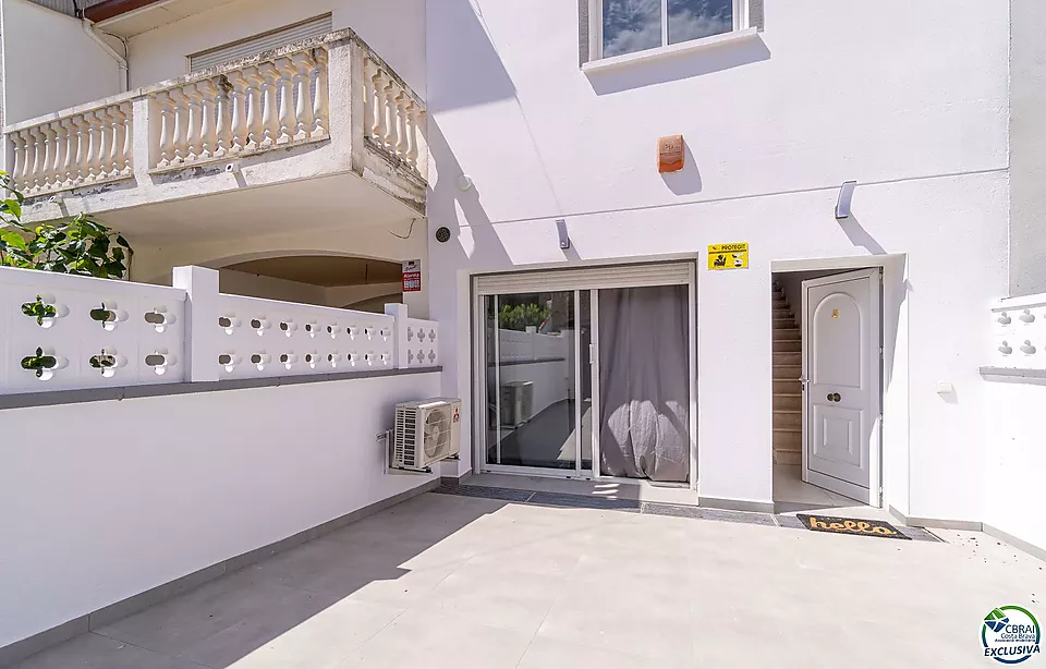 Renovated semi-detached house with mooring before the bridges, Empuriabrava