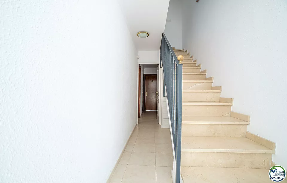 Renovated semi-detached house with mooring before the bridges, Empuriabrava