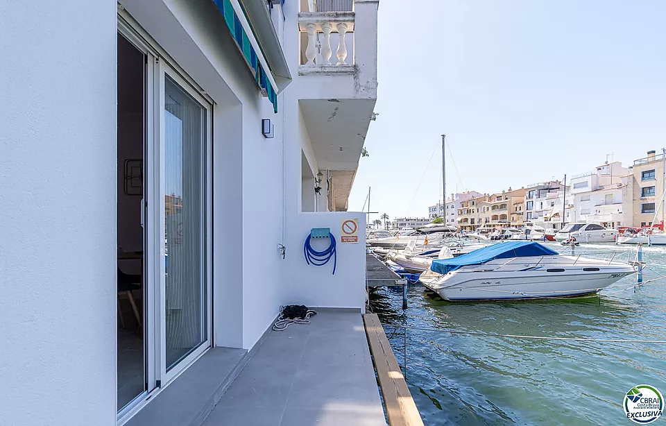 Renovada casa adossada amb amarratge abans dels ponts, Empuriabrava