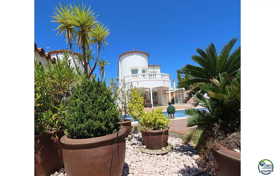 Maison au bord du canal avec 500 m² de terrain et côté sud à vendre à Empuriabrava