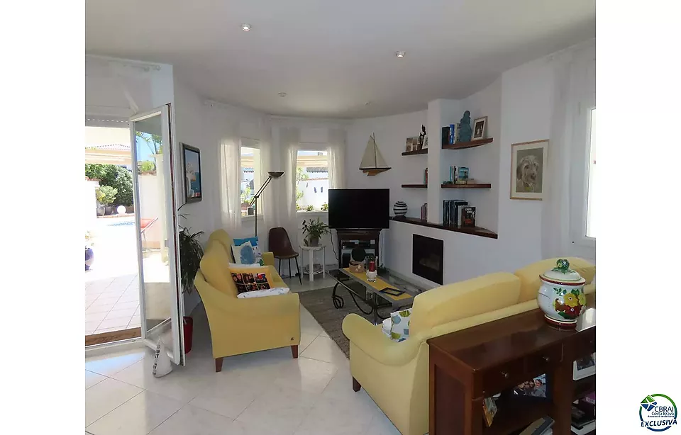 Maison au bord du canal avec 500 m² de terrain et côté sud à vendre à Empuriabrava