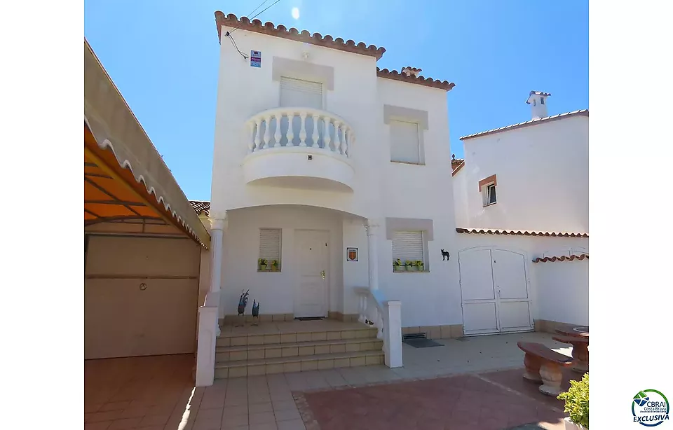 Maison au bord du canal avec 500 m² de terrain et côté sud à vendre à Empuriabrava