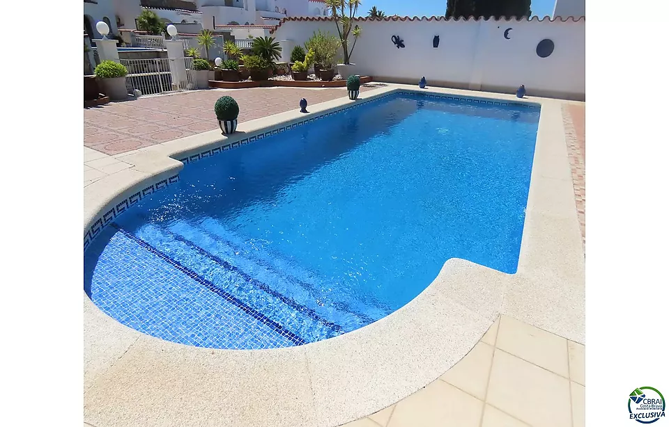 Maison au bord du canal avec 500 m² de terrain et côté sud à vendre à Empuriabrava