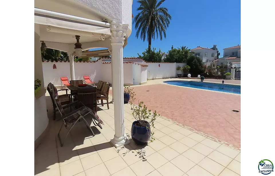 Maison au bord du canal avec 500 m² de terrain et côté sud à vendre à Empuriabrava