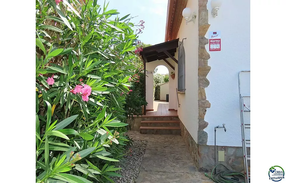 Wunderschönes Haus mit Stil eingerichtet in einer sehr privaten Urbanisation mit viel Natur gelegen.