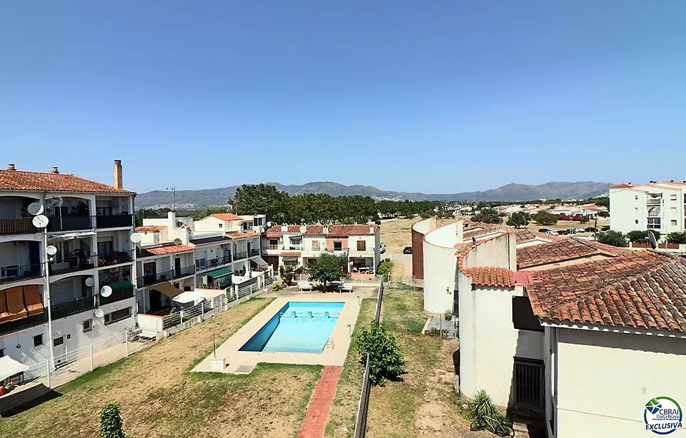 Encantador apartament amb dormitori, balcó i accés a la piscina!