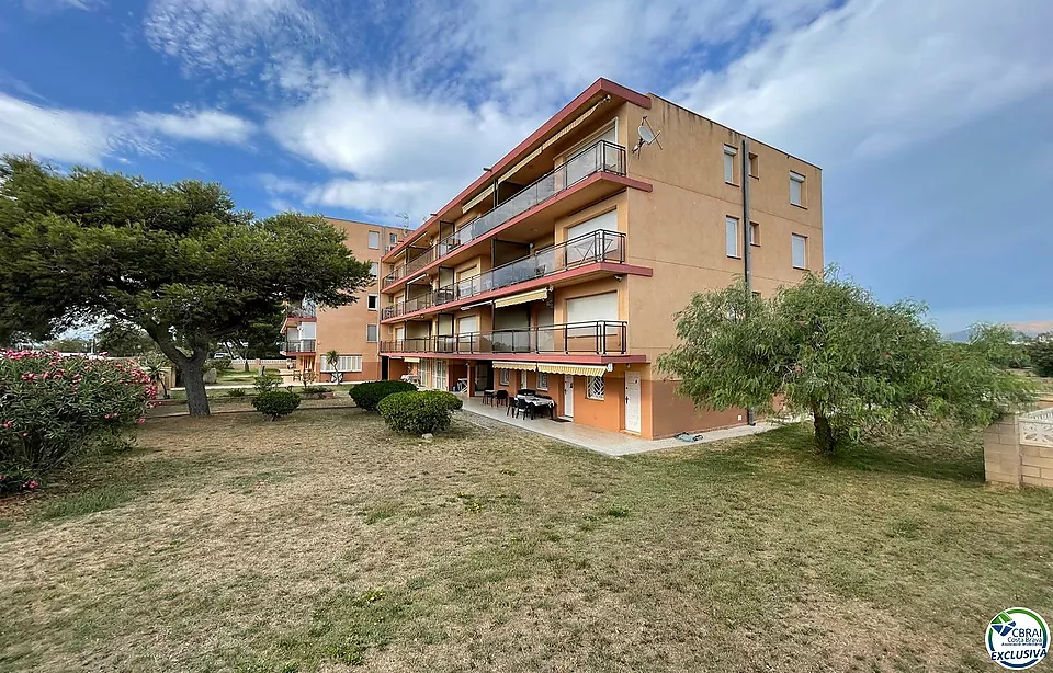 Studio in einem traumhaften Naturgebiet, am Naturgebiet des Rubina-Strandes in Empuriabrava, 34 m2 bebaut, großer Garten,