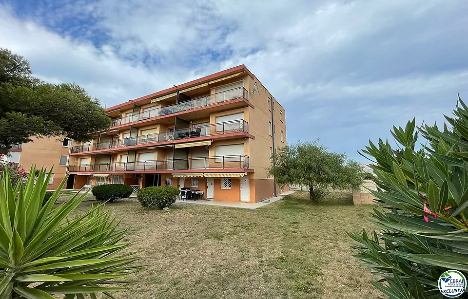 Studio in einem traumhaften Naturgebiet, am Naturgebiet des Rubina-Strandes in Empuriabrava, 34 m2 bebaut, großer Garten,