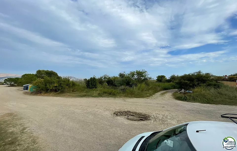 Studio in einem traumhaften Naturgebiet, am Naturgebiet des Rubina-Strandes in Empuriabrava, 34 m2 bebaut, großer Garten,