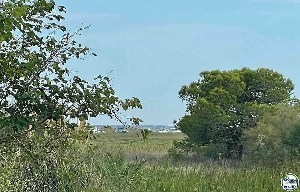 Studio in einem traumhaften Naturgebiet, am Naturgebiet des Rubina-Strandes in Empuriabrava, 34 m2 bebaut, großer Garten,