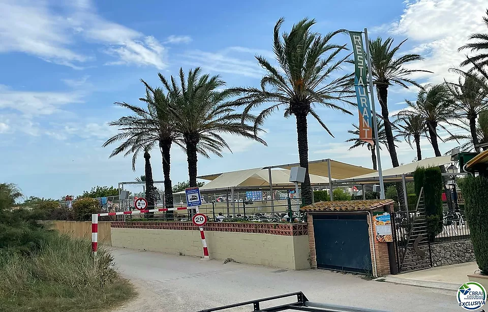 Studio in einem traumhaften Naturgebiet, am Naturgebiet des Rubina-Strandes in Empuriabrava, 34 m2 bebaut, großer Garten,