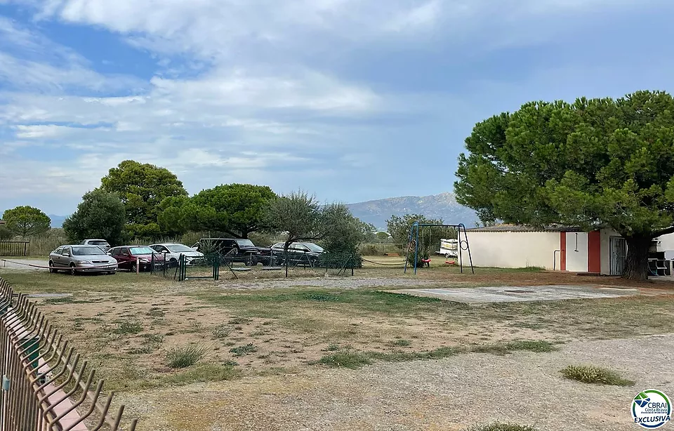 Studio in einem traumhaften Naturgebiet, am Naturgebiet des Rubina-Strandes in Empuriabrava, 34 m2 bebaut, großer Garten,