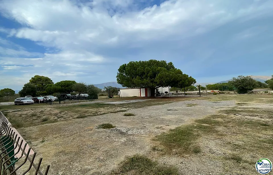 Studio in einem traumhaften Naturgebiet, am Naturgebiet des Rubina-Strandes in Empuriabrava, 34 m2 bebaut, großer Garten,