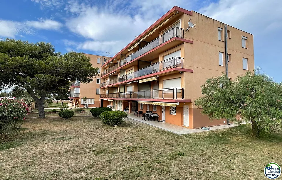 Studio in einem traumhaften Naturgebiet, am Naturgebiet des Rubina-Strandes in Empuriabrava, 34 m2 bebaut, großer Garten,