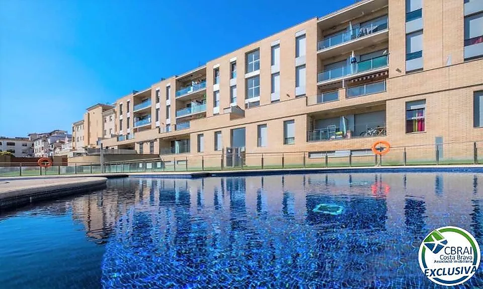 PUIG ROM EMPURIABRAVA Apartament amb pàrquing i solàrium privats i piscina comunitària