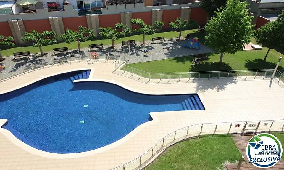 PUIG ROM EMPURIABRAVA Apartament amb pàrquing i solàrium privats i piscina comunitària