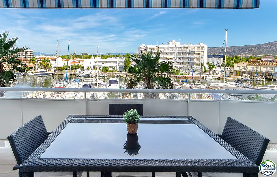 Apartment mit Terrasse und Blick auf den Kanal in Santa Margarita, Roses – Pool und Parkplatz Inklusive