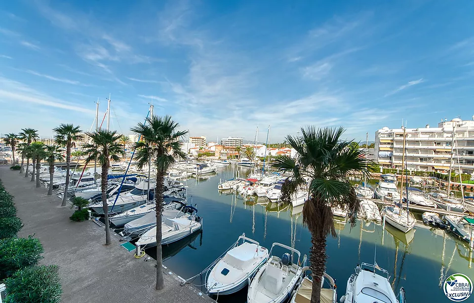 Apartment mit Terrasse und Blick auf den Kanal in Santa Margarita, Roses – Pool und Parkplatz Inklusive