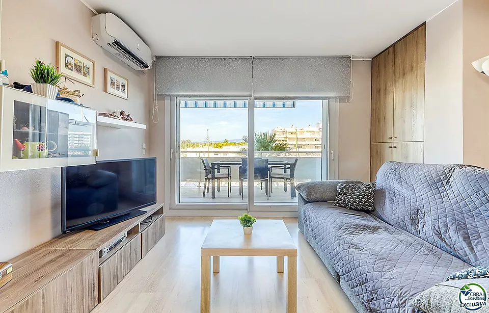 Apartamento con Terraza y Vistas al Canal en Santa Margarita, Roses - Piscina y Parking Incluidos