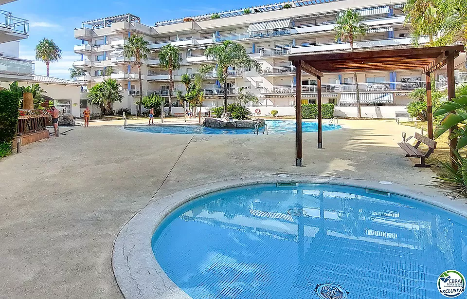 Apartment mit Terrasse und Blick auf den Kanal in Santa Margarita, Roses – Pool und Parkplatz Inklusive