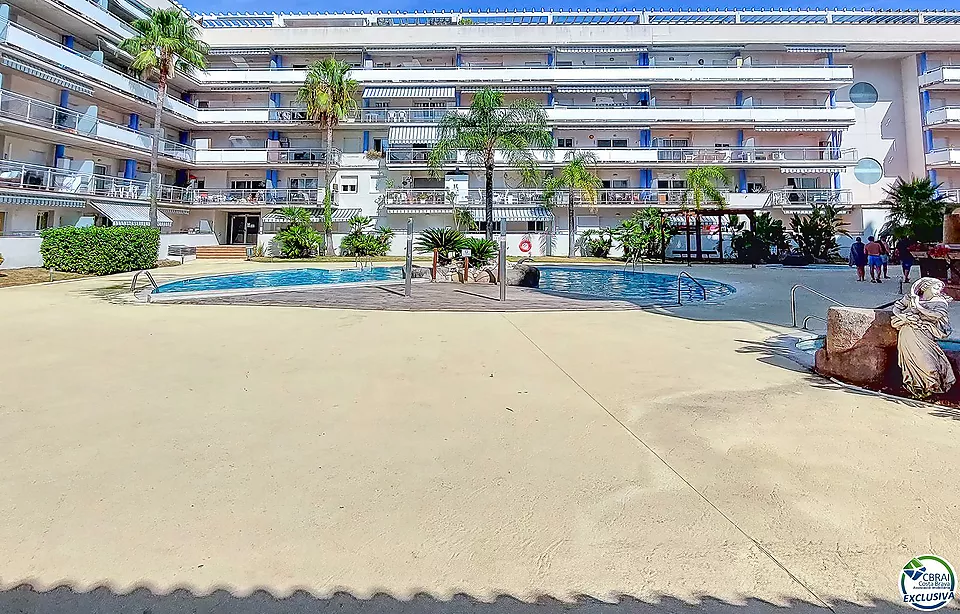 Apartment mit Terrasse und Blick auf den Kanal in Santa Margarita, Roses – Pool und Parkplatz Inklusive