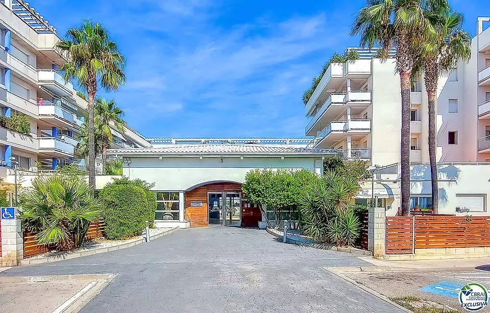 Apartment mit Terrasse und Blick auf den Kanal in Santa Margarita, Roses – Pool und Parkplatz Inklusive