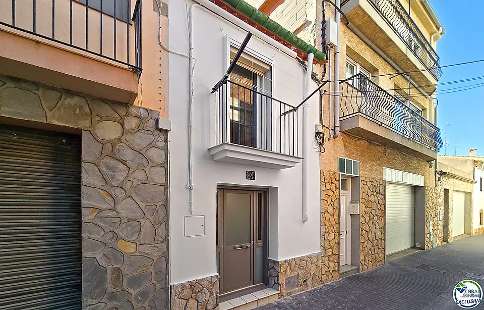 Completely renovated town house in the center of Roses.