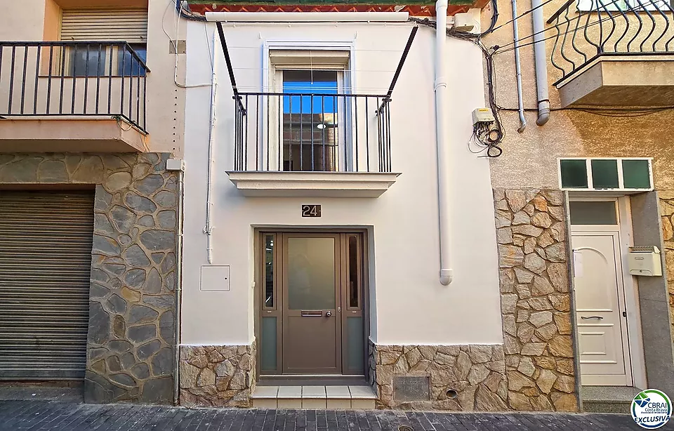 Completely renovated town house in the center of Roses.